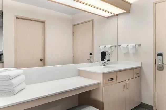 Süit, 2 Büyük (Queen) Boy Yatak, Engellilere Uygun, Sigara İçilmez (Efficiency, Balcony, Water View)