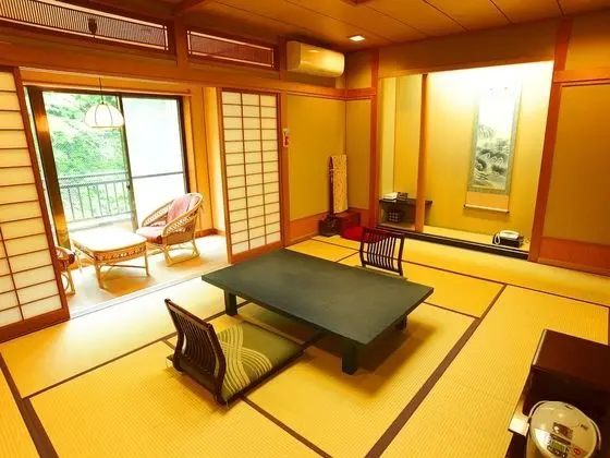 Family Oda, Nehir Manzaralı (Traditional Japanese Style)