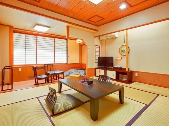 Family Oda, Nehir Manzaralı (Traditional Japanese Style)