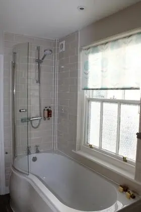 Deluxe Tek Büyük Yataklı Oda, Banyolu/Duşlu (Church View Room)