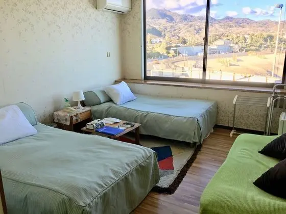 İki Ayrı Yataklı Oda, Ortak Banyo
