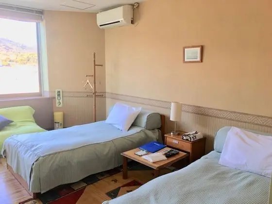 İki Ayrı Yataklı Oda, Ortak Banyo