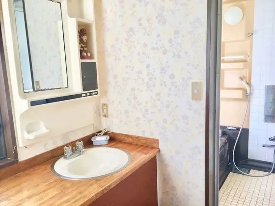 İki Ayrı Yataklı Oda, Ortak Banyo