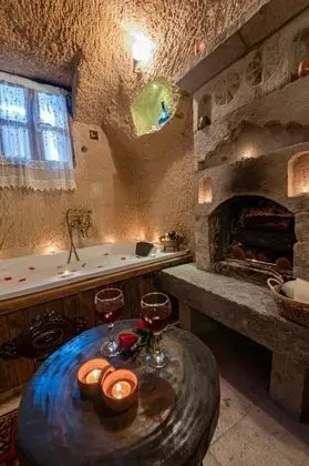 Jakuzili ve Şömineli Suite Oda, Avlu Manzaralı, Şömineli ve Jakuzili