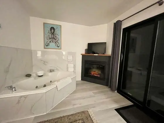 Oda (Private Oceanfront Room with hot tub )