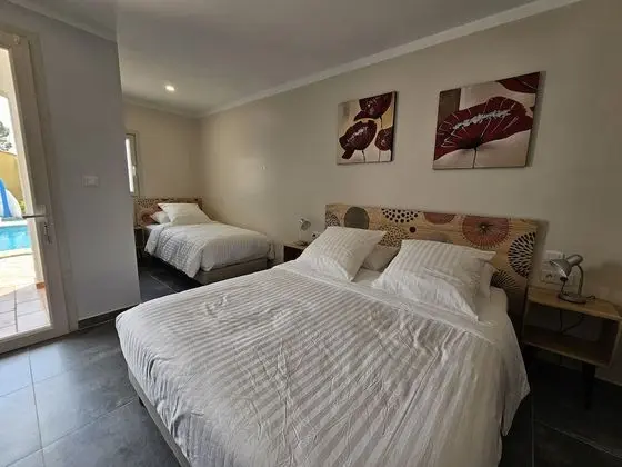 Tek Büyük Yataklı Oda, Havuz Manzaralı (coquelicot)