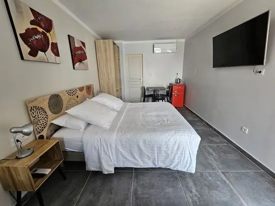 Tek Büyük Yataklı Oda, Havuz Manzaralı (coquelicot)