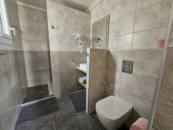 Tek Büyük Yataklı Oda, Havuz Manzaralı (coquelicot)