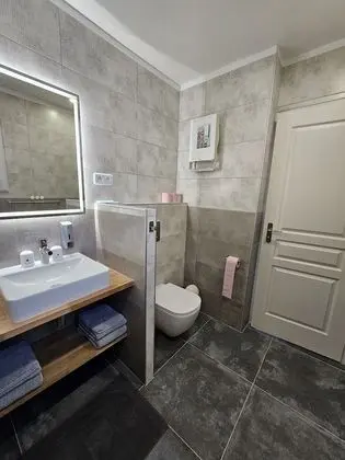 Tek Büyük Yataklı Oda, Havuz Manzaralı (coquelicot)