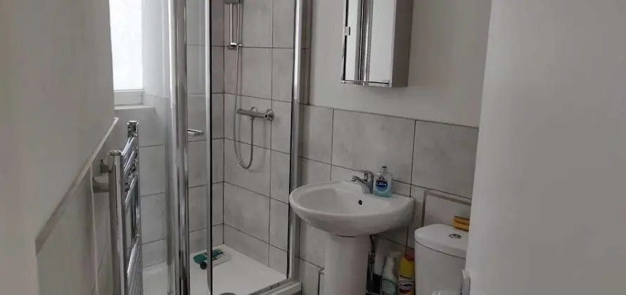 Tek Büyük Yataklı Oda, Ortak Banyo