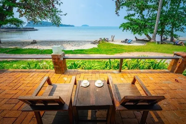 Baan Yong Yuth Buri (Beach Bungalow)