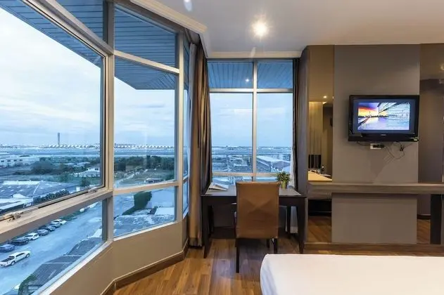 Deluxe Room Airport View