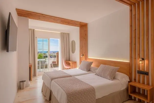 Deluxe Tek Büyük Yataklı Oda, Balkon, Havuz Manzaralı