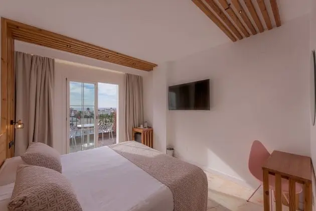 Deluxe Tek Büyük Yataklı Oda, Balkon, Havuz Manzaralı