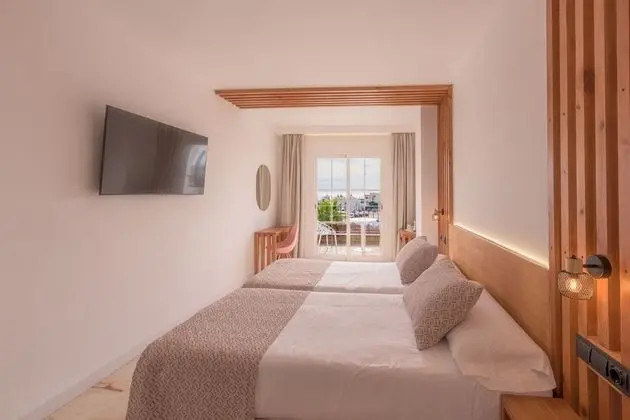 Deluxe Tek Büyük Yataklı Oda, Balkon, Havuz Manzaralı