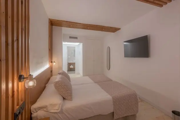 Deluxe Tek Büyük Yataklı Oda, Balkon, Havuz Manzaralı