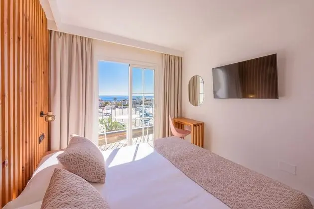 Deluxe Tek Büyük Yataklı Oda, Balkon, Havuz Manzaralı