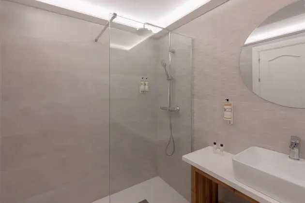 Deluxe Tek Büyük Yataklı Oda, Balkon, Havuz Manzaralı