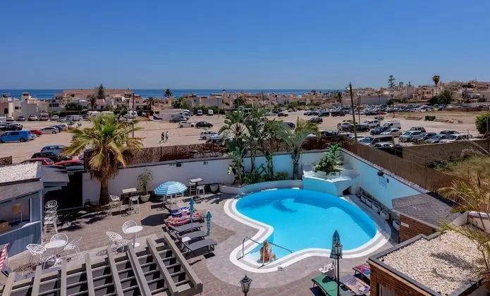 Deluxe Tek Büyük Yataklı Oda, Balkon, Havuz Manzaralı