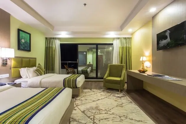 Deluxe Tek Büyük veya İki Ayrı Yataklı Oda, 1 Yatak Odası, Havuz Manzaralı