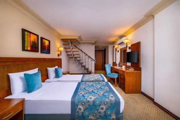 https://images.etstur.com/imgproxy/resize/2560x1440/files/images/hotelImages/etsrooms/678/Villa_Side_Hotel_20251110122101_0.jpg