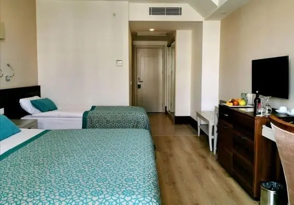 Deluxe Oda, Teras, Havuz Manzaralı