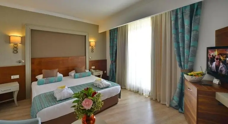 Deluxe Oda, Teras, Havuz Manzaralı