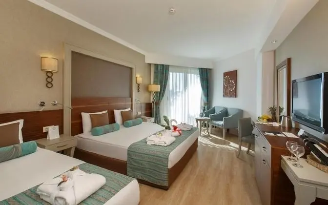 Deluxe Oda, Teras, Havuz Manzaralı