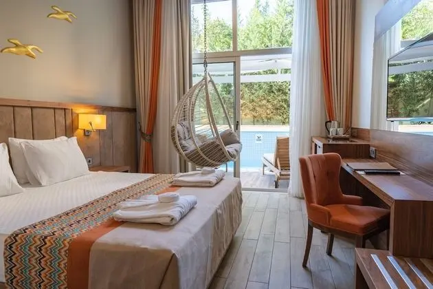 Swim Up Room