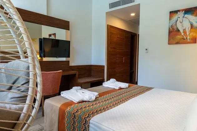 Swim Up Room