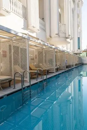 Swim Up Room