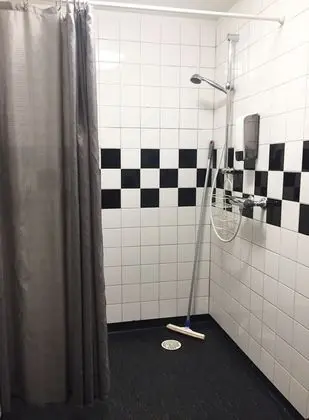 Basic Üç Kişilik Oda, Ortak Banyo