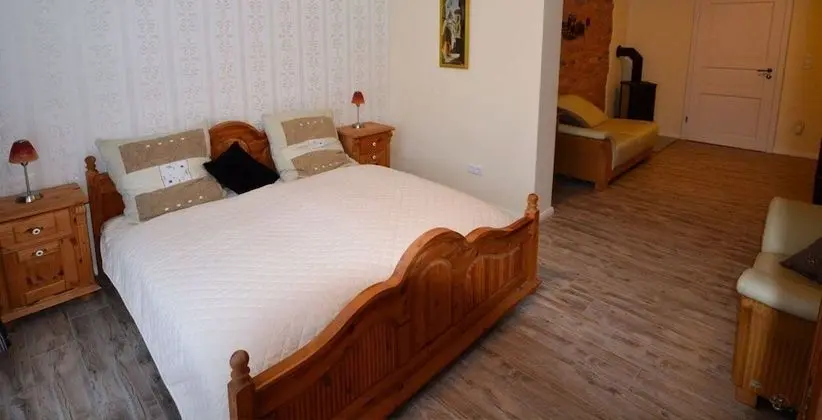 Tek Büyük Yataklı Oda, Ortak Banyo (Kamin Room)