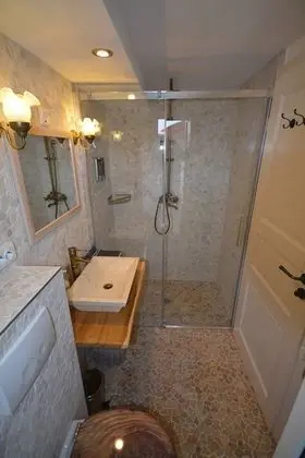Tek Büyük Yataklı Oda, Ortak Banyo (Romantik Room)