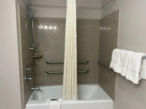 Oda, 1 En Büyük (King) Boy Yatak, Engellilere Uygun (Mobility/Hearing, Bathtub w/Grab Bars)