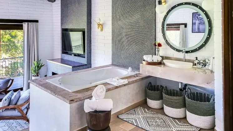 Ultra Suite Cabana