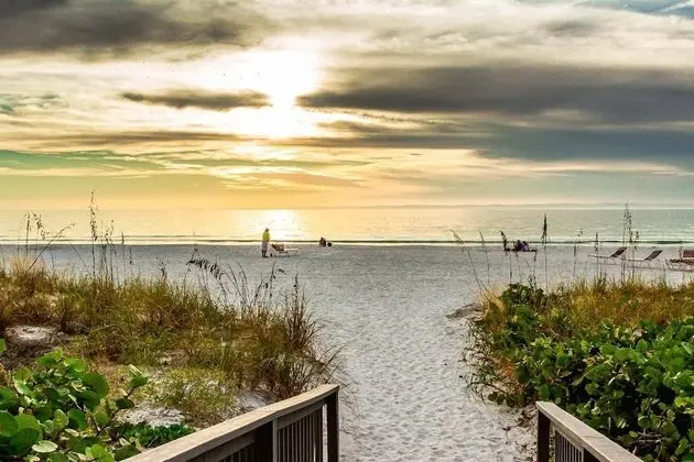 Daire (Siesta Breakers on Crescent Beach)