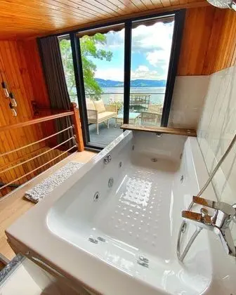 Jakuzili ve Havuzlu Bungalov