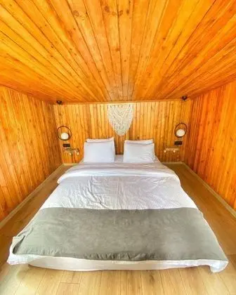 Jakuzili ve Havuzlu Bungalov