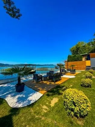 Jakuzili ve Havuzlu Bungalov
