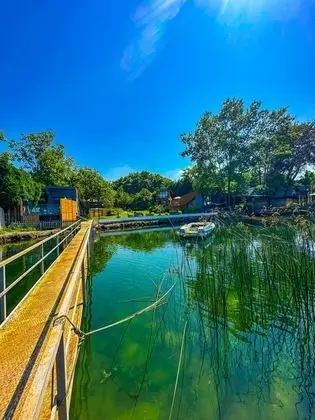 Jakuzili ve Havuzlu Bungalov