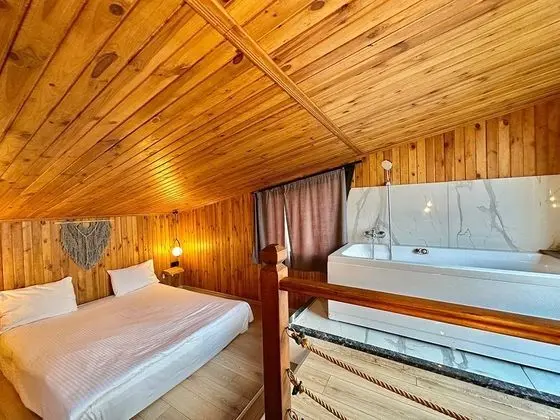 Jakuzili ve Havuzlu Bungalov