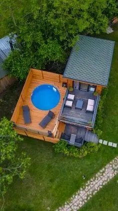 Jakuzili ve Havuzlu Bungalov