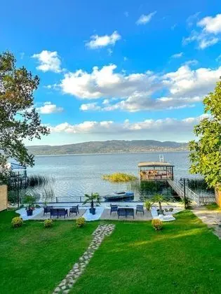 Jakuzili ve Havuzlu Bungalov