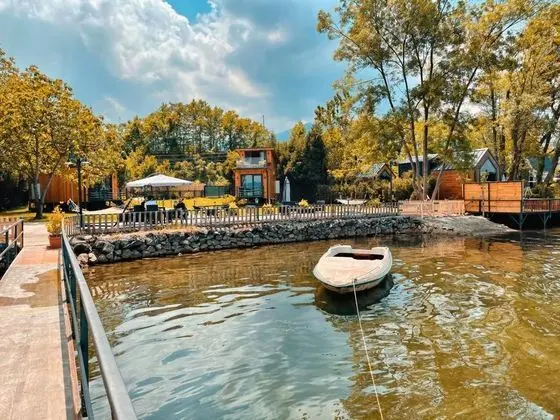 Jakuzili ve Havuzlu Bungalov