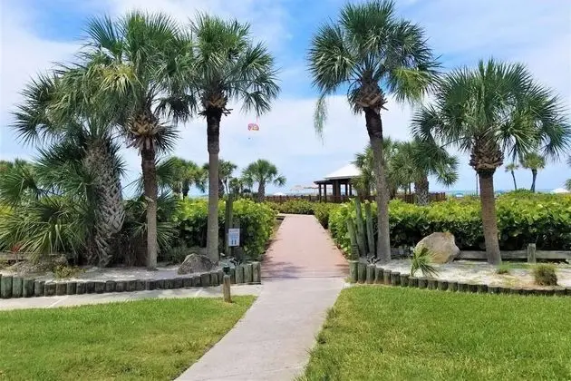 Daire (Siesta Dunes on Siesta Key)