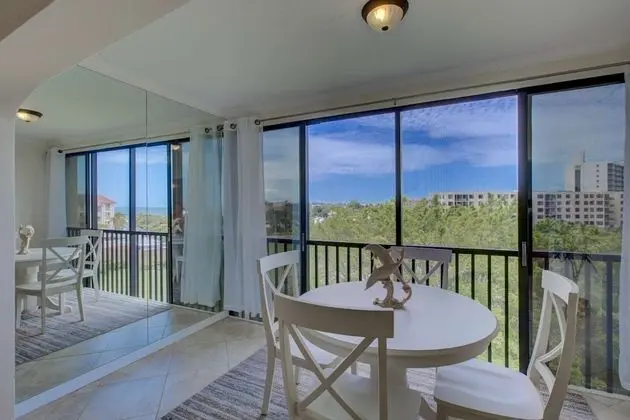 Daire (Siesta Dunes on Siesta Key)