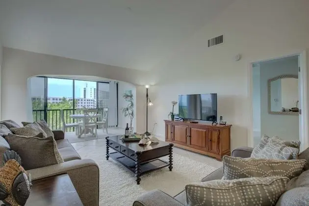 Daire (Siesta Dunes on Siesta Key)