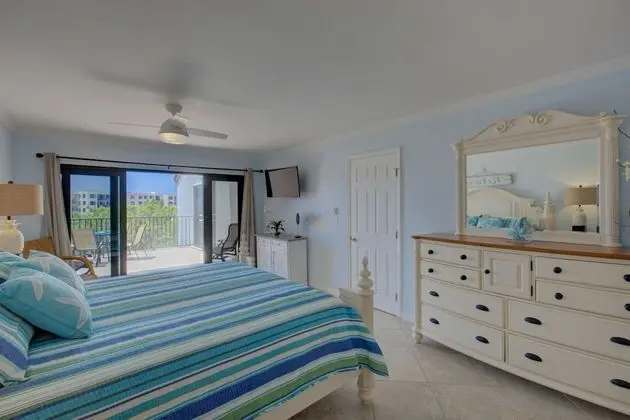 Daire (Siesta Dunes on Siesta Key)