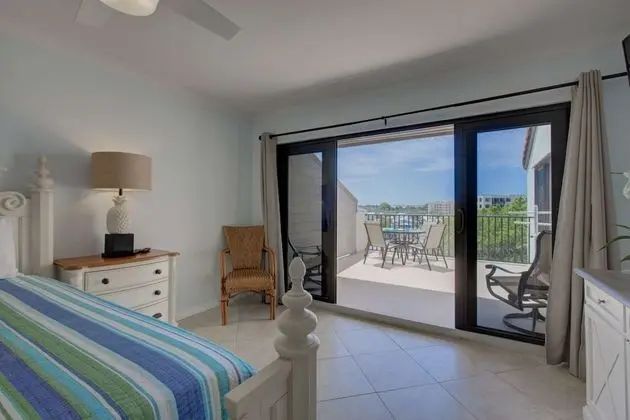Daire (Siesta Dunes on Siesta Key)